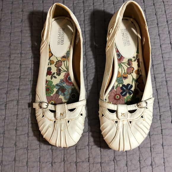 Mossimo Supply Co. Shoes - Sale 🌺 Mossimo casual white flats